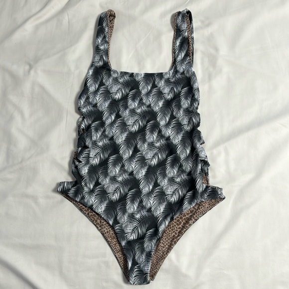 Acacia Hideaways (L) Night Palm - Picture 1 of 6